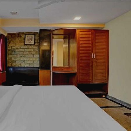 Oyo 75948 Hotel Tushar Continental Νέο Δελχί Εξωτερικό φωτογραφία