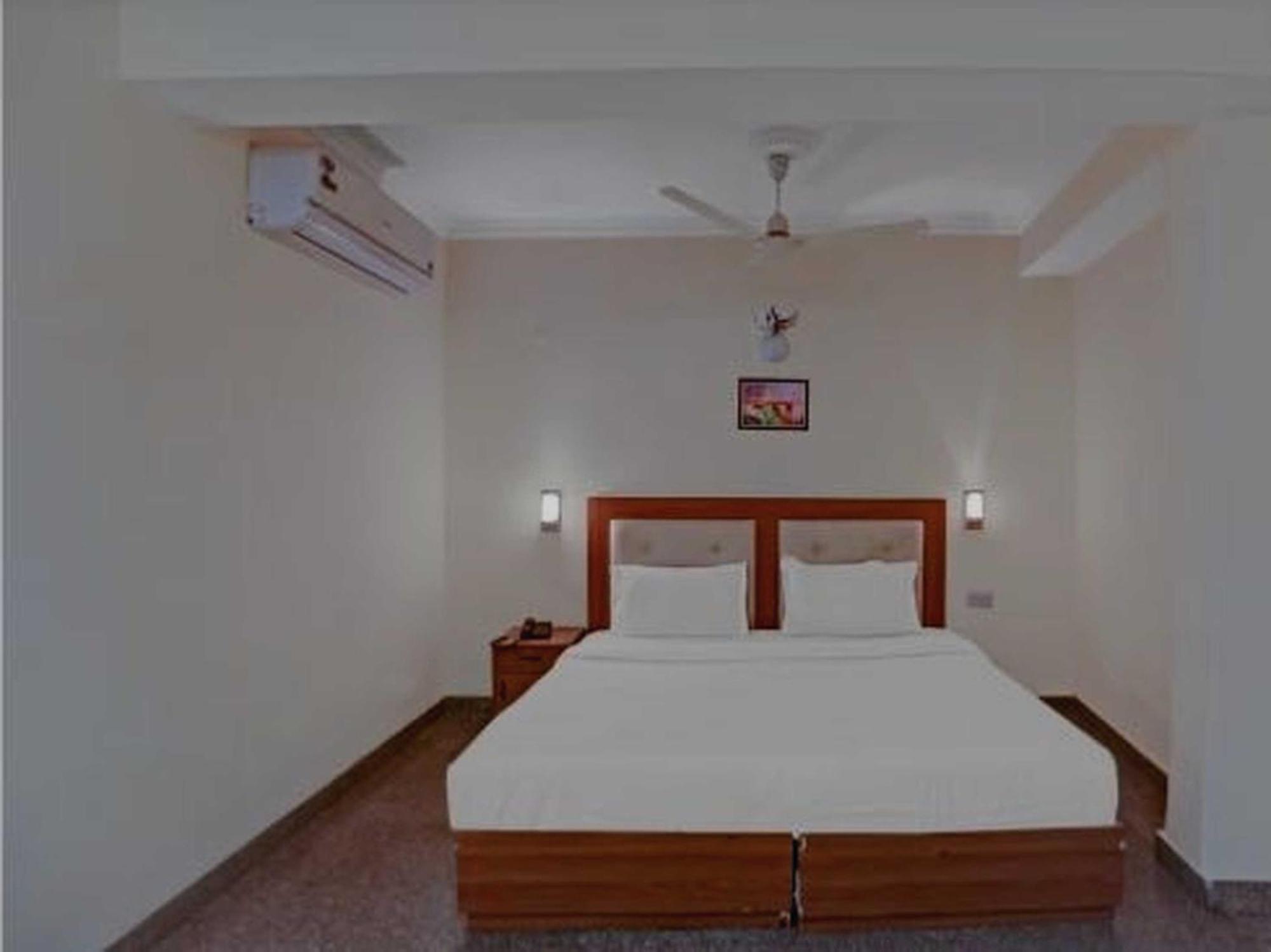 Oyo 75948 Hotel Tushar Continental Νέο Δελχί Εξωτερικό φωτογραφία